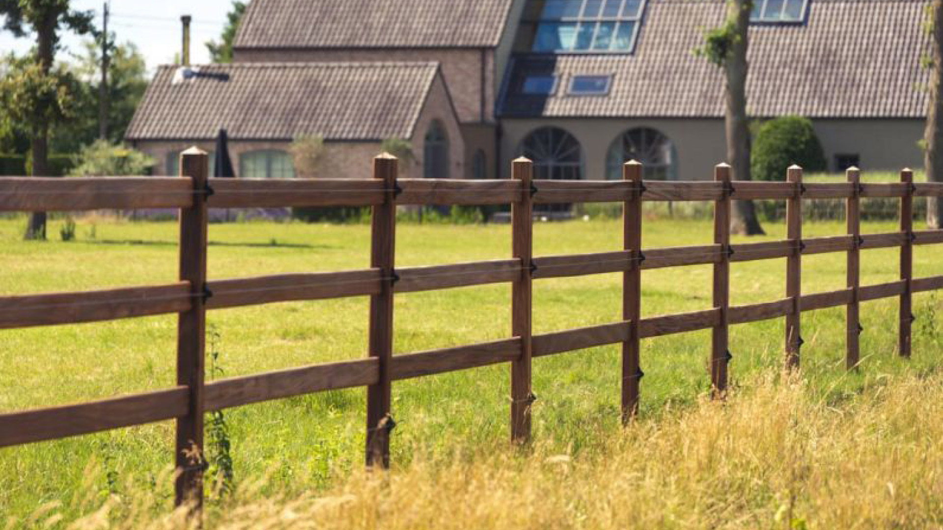 Koppelzaun mit Stromlitzen mit eckigen Pfosten