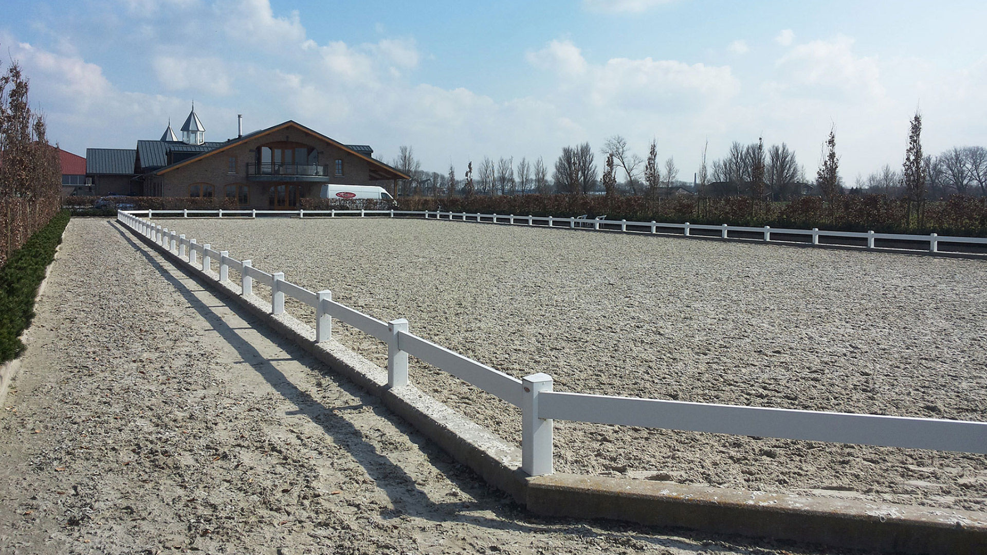 Kunststoff Zaun als Reitplatzabgrenzung mit Bahnpunkten