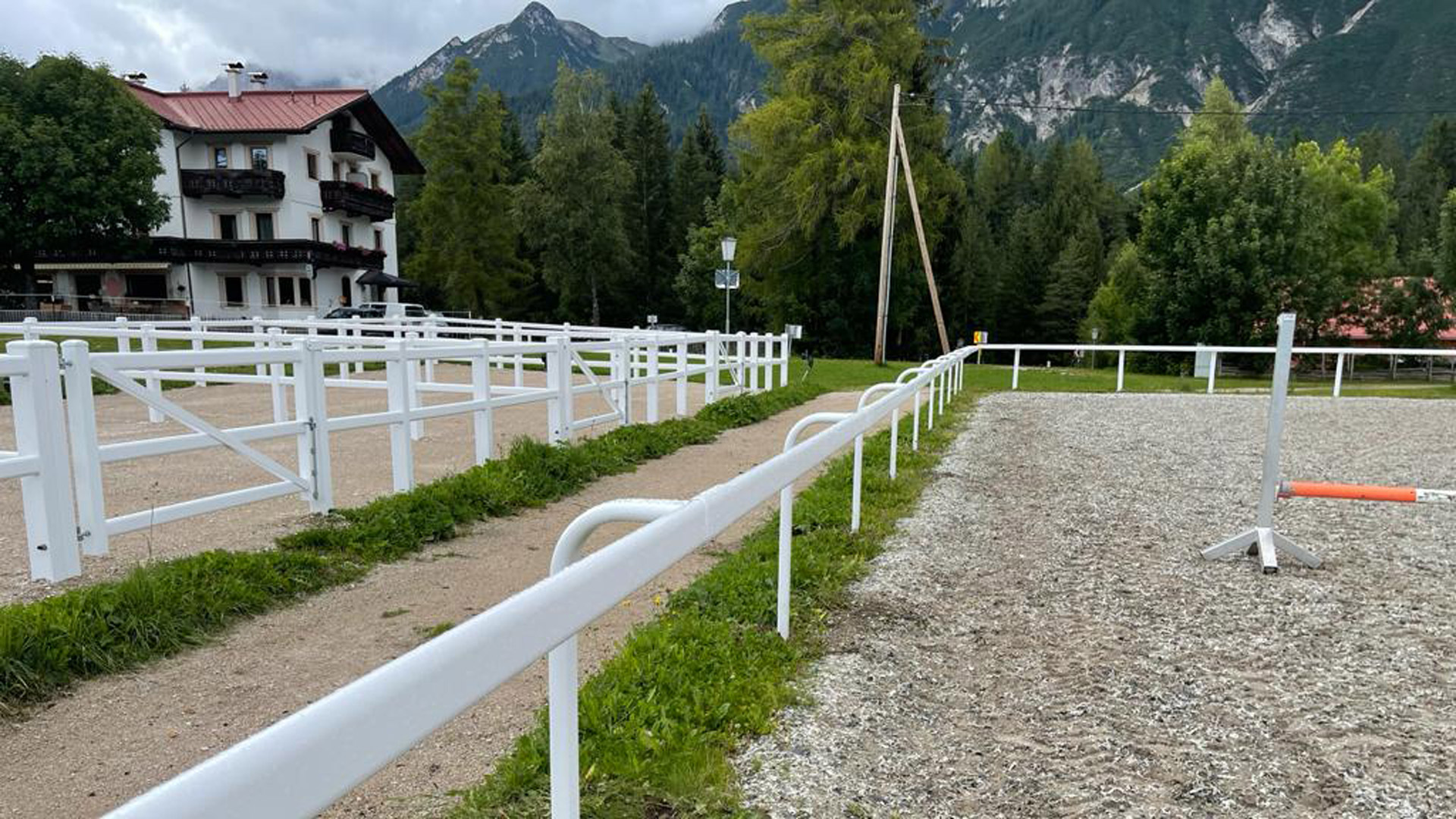 Kunststoffzaun für Reitplatz und Reittherapie